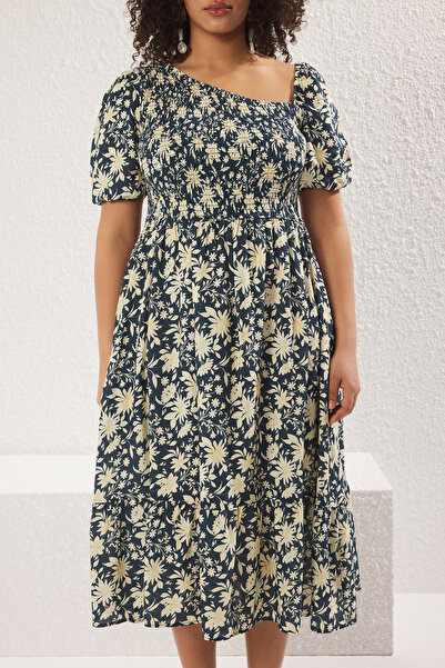 Trendyol Curve Smaragdově zelené shally Woven šaty větší velikosti