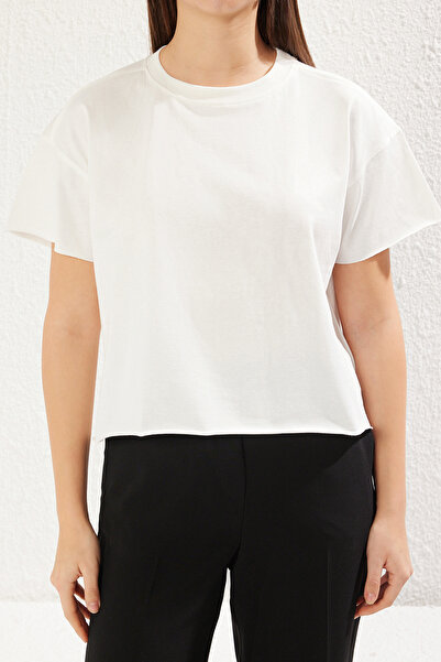 Trendyol Collection Εκρού 100% χοντρό βαμβακερό πλεκτό μπλουζάκι με λαιμόκοψη TWOSS25TS00034