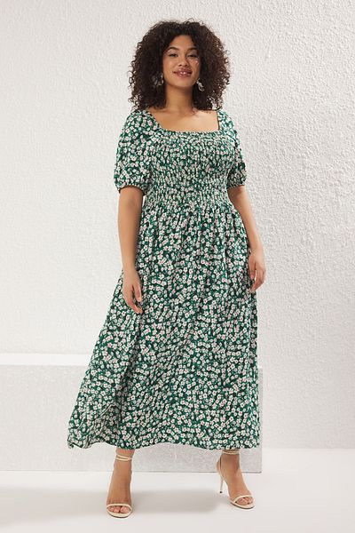 Trendyol Curve Grünes, mit Blumen verziertes, gewebtes Brustkleid mit Gips TBBSS22EL1611