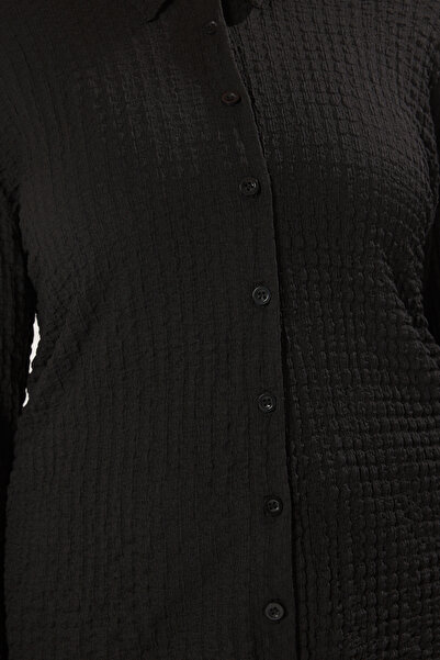 Trendyol Curve Μαύρο πουκάμισο γιακά με υφή ελαστικό ύφασμα - TBBSS25AX00000