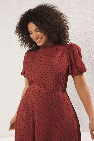 Trendyol Curve Langes, gewebtes Kleid mit Kachelkragen und Polka-Dot-Print und Ballonärmeln TBBSS24AH00135