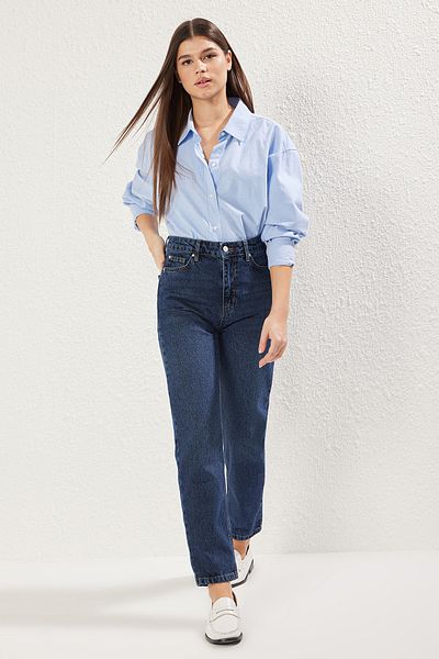 Trendyol Collection Dunkelblaue Mom-Jeans mit normaler Taille TWOSS25JE00135