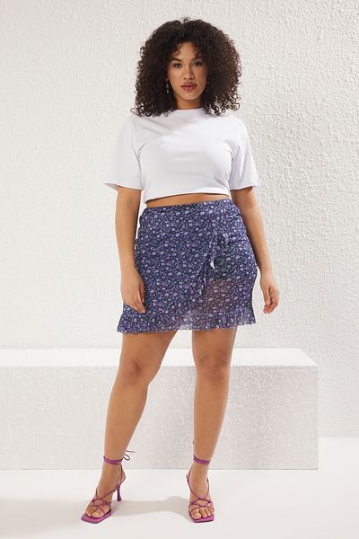 Trendyol Curve Lila Mini-Tüll-Strickrock in Übergröße – Rüschenrock TBBSS25AZ00005