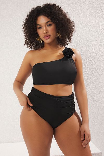 Trendyol Curve Schwarzes One-Shoulder-Bikinioberteil in Übergröße mit Rosen-Accessoire-Detail TBBSS25CT00010