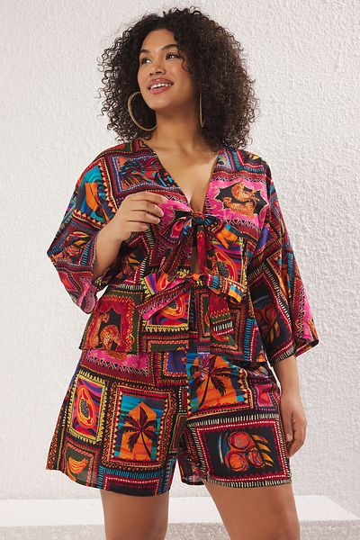 Trendyol Curve Beachwear-Set in Übergröße mit tropischem Muster und Bindedetail – TBBSS25CP00001