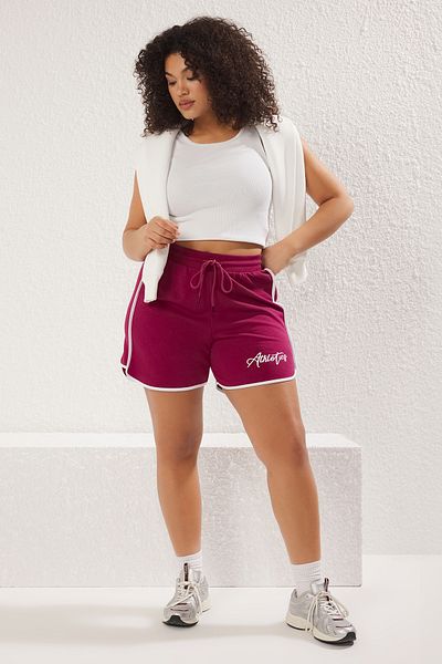 Trendyol Curve Burgunderrote Shorts in Übergröße – mit Slogan-Druck und Paspelierung, detailliert TBBSS24AP00028
