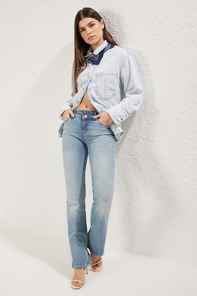 Trendyol Collection Blaue Flare-Jeans mit zwei Knöpfen und niedriger Taille TWOSS25JE00104