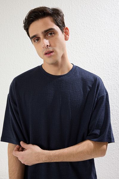 Trendyol Collection Μπλουζάκι με υφή Navy Blue Oversize/Wide Cut TMNSS25TS00043