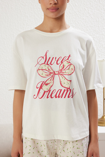 Trendyol Collection 100 % Baumwolle, Ecru-Pyjama-Set mit Blumendruck – Shorts mit Schleifendruck THMSS25PT00175