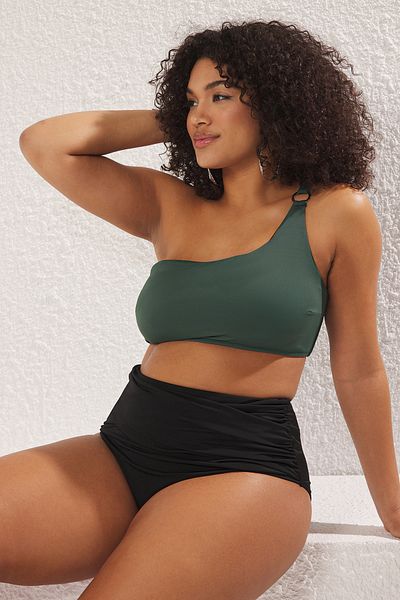 Trendyol Curve Grünes One-Shoulder-Bikinioberteil in Übergröße TBBSS24CT00001