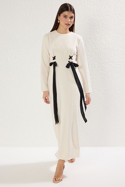 Trendyol Modest Cremefarbenes Kleid aus gewebtem Stoff mit Bindedetail TCTSS25EB00037