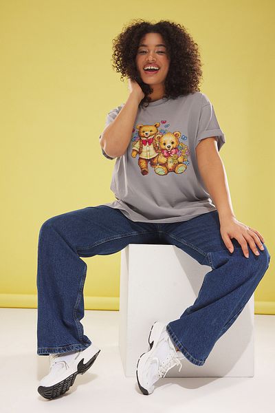 Trendyol Curve Graues, bedrucktes, breites, gestricktes T-Shirt mit Rundhalsausschnitt in Übergröße TBBSS25BF00031
