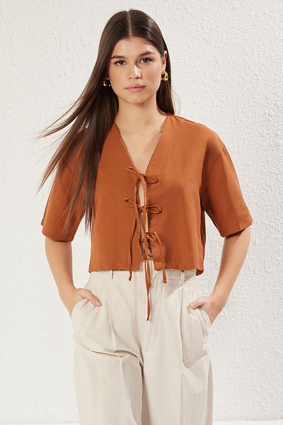 Trendyol Collection Braune Crop-Webbluse mit Schnürung vorne und Details TWOSS25BZ00098