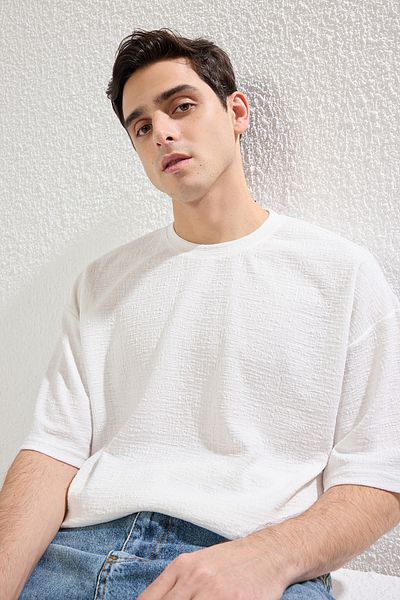 Trendyol Collection Μπλουζάκι με υφή εκρού μεγάλου μεγέθους - TMNSS25TS00043