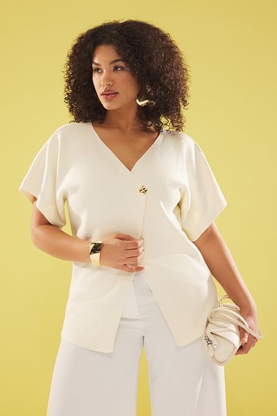 Trendyol Curve Ecrufarbene Strickbluse mit asymmetrischem Verschluss und Knöpfen TBBSS25AF00071