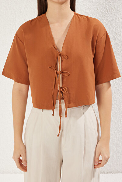 Trendyol Collection Καφέ μπροστινό δέσιμο Λεπτομερής υφαντή μπλούζα TWOSS25BZ00098