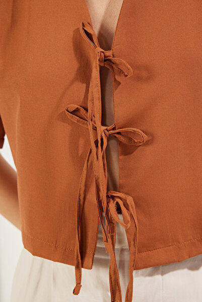 Trendyol Collection Καφέ μπροστινό δέσιμο Λεπτομερής υφαντή μπλούζα TWOSS25BZ00098