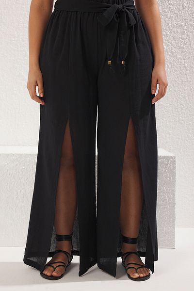 Trendyol Curve Schwarze Strandkleidung mit Taillengürtel und Schlitz in Übergröße TBBSS25AR00011