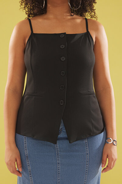 Trendyol Curve Velká černá krepová halenka – kulatý krk, popruh, knoflík Tbbss25Af00037