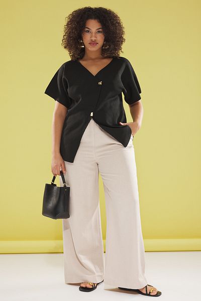 Trendyol Curve Schwarze Knopf-Strickbluse mit asymmetrischem Verschluss TBBSS25AF00071