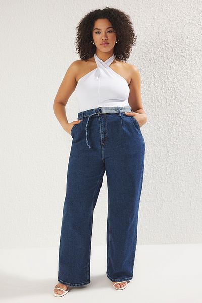 Trendyol Curve Weiße Single-Jersey-Neckholder-Strickbluse in Übergröße TBBSS25AF00009