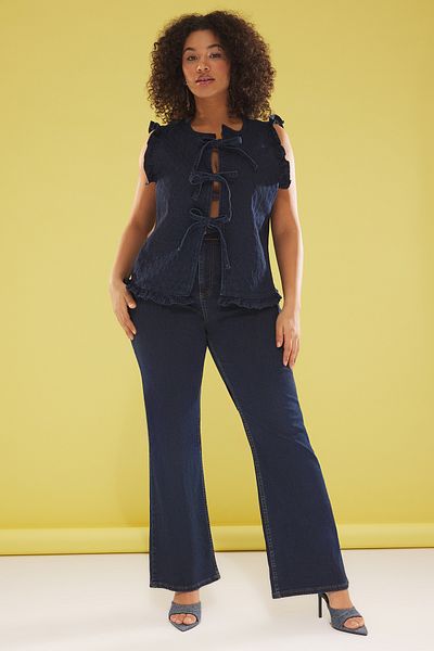 Trendyol Curve Dunkelblaue gesteppte Jeansweste in Übergröße – vorne gebunden TBBSS25BH00005