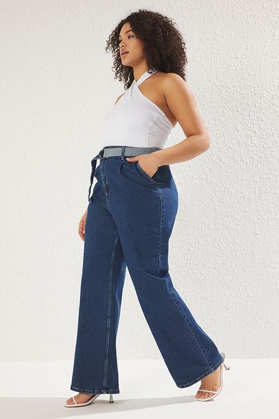 Trendyol Curve Blaue Jeans mit hohem Bund und Gürtel, bequeme Jeans mit weitem Bein in Übergröße