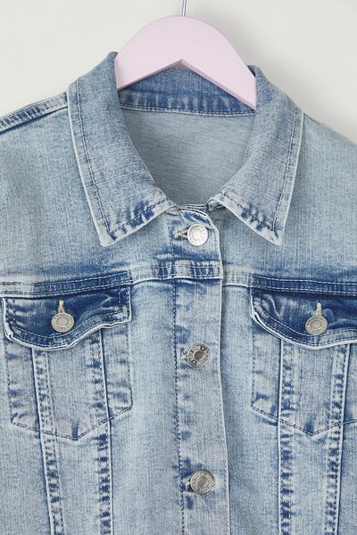 TRENDYOLKIDS Jachetă de blugi cu umeri cu volane pentru fete albastru deschis TKDSS25CE00004