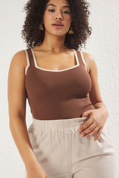 Trendyol Curve Braune, gestreifte, figurbetonte Strickbluse mit quadratischem Ausschnitt TBBSS24AF00052