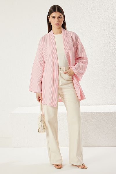 Trendyol Modest Gewebter, mit Seersucker gestreifter, rosafarbener Kimono und Kaftan mit Gürtel – TCTSS23KK00001