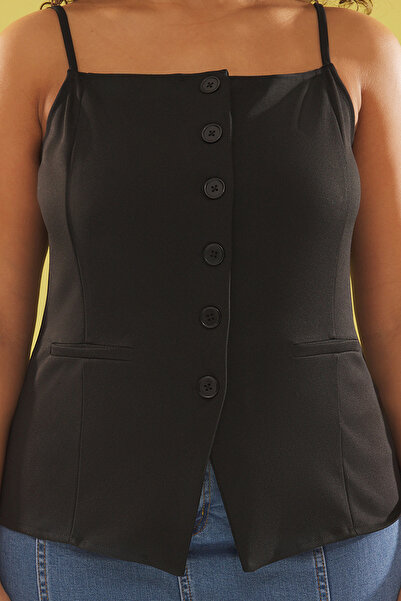 Trendyol Curve Velká černá krepová halenka – kulatý krk, popruh, knoflík Tbbss25Af00037