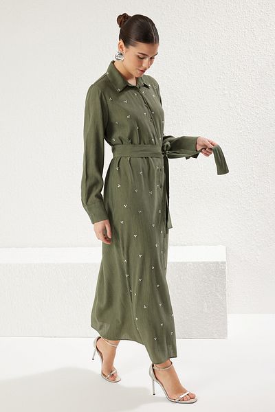 Trendyol Modest Khakifarbenes, einfarbiges, gewebtes Hemdkleid mit Steindetails – Crinkle Hijab TCTSS25EB00049