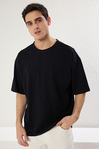 Trendyol Collection Schwarzes T-Shirt aus 100 % Baumwolle mit normaler Passform und Kragendetail TMNSS25TS00008
