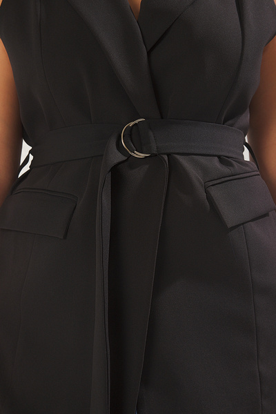 Trendyol Curve Schwarze gewebte Weste mit regulären Gürtelfutter in Übergröße TBBSS25BH00001