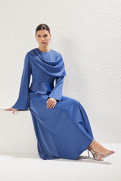 Trendyol Modest Blaues Satin-Abendkleid mit Schal-Detail TCTSS25DB00009