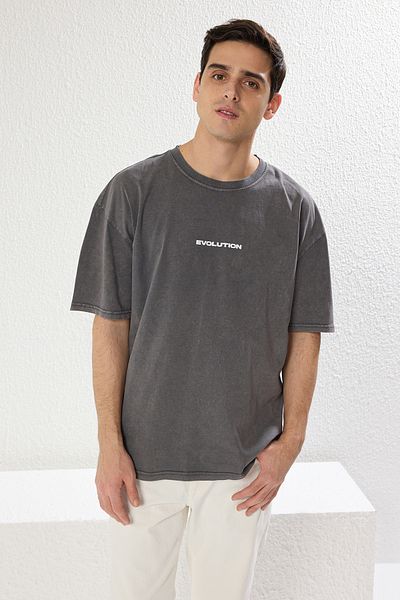 Trendyol Collection Anthrazitfarbenes, übergroßes Baumwoll-T-Shirt mit Schmetterlingsdruck – TMNSS25TS00013