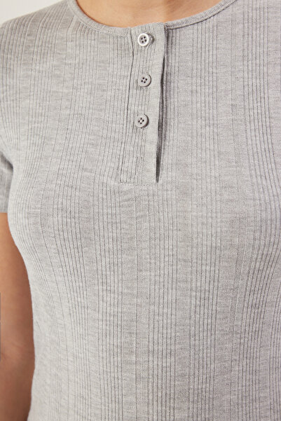 Trendyol Collection Γκρι μελανζ κανονική/κανονική εφαρμογή ελαστική πλεκτή μπλούζα με μισή πατιλέτα TWOSS25BZ00070