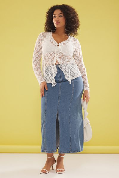 Trendyol Curve Weiße Spitzenstrickbluse in Übergröße TBBSS25AF00006