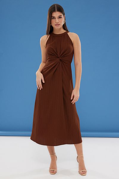 Trendyol Collection Braunes, gerade geschnittenes, mit Knoten verziertes Maxi-Webkleid TWOSS25EL00145