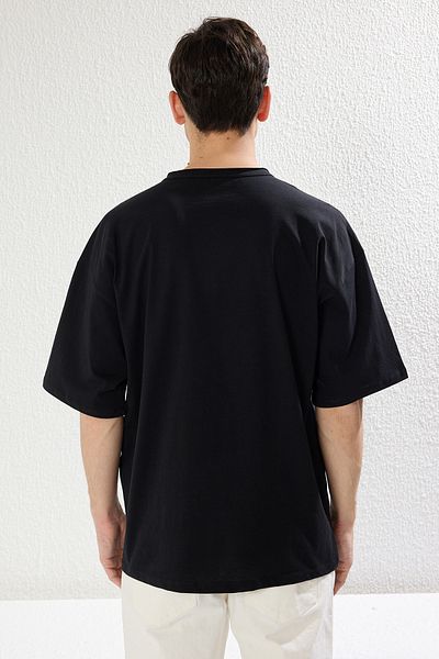 Trendyol Collection Schwarzes T-Shirt aus 100 % Baumwolle mit normaler Passform und Kragendetail TMNSS25TS00008