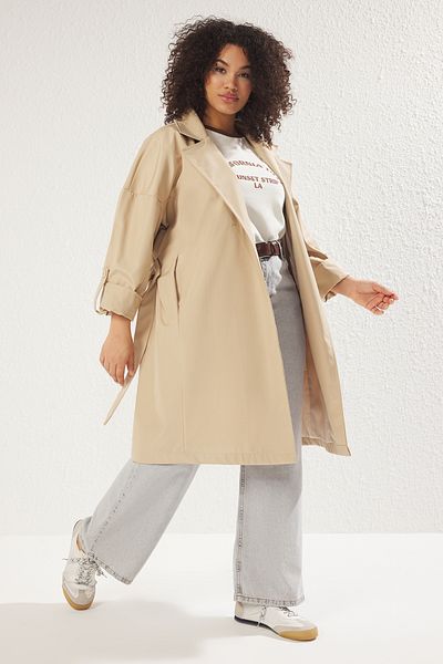 Trendyol Curve Beige langer, übergroßer Trenchcoat in Übergröße TBBSS25BM00001