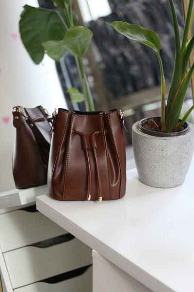 Moom Bag Geantă de umăr de mână cu curea detaliată cu șnur cu margine bronzată