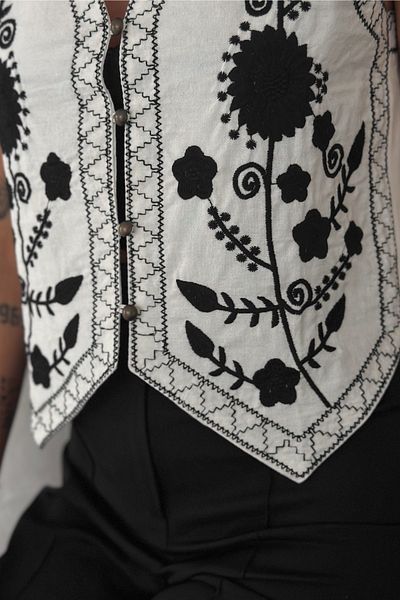 FEMELLE Vestă de damă cu broderie cu nasturi albi