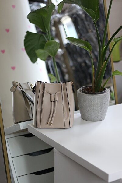 Moom Bag Жіноча сумка через плече з кремовим відтінком, з підтяжками та деталями