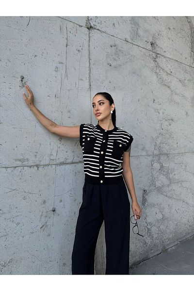 02Lady Fashion Striped Pocket Buttoned Knitwear Vest