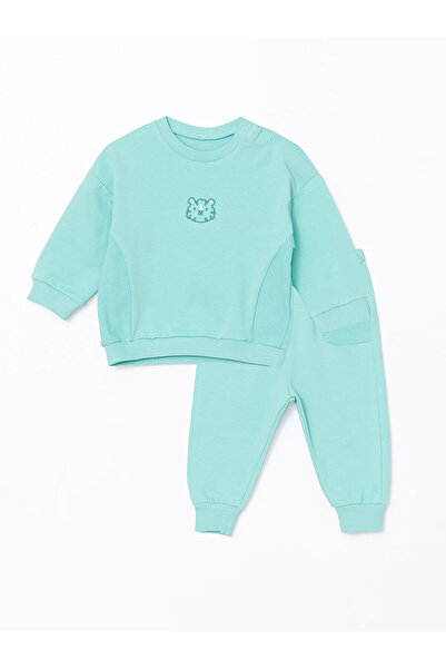 LC Waikiki طقم سويت شيرت وبنطلون للأولاد الصغار باللون الأخضر مكون من قطعتين