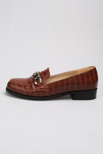 Mio Gusto Brown Crocodile Patterned Women's Casual Oxford Flat Shoes with Chain Accessories