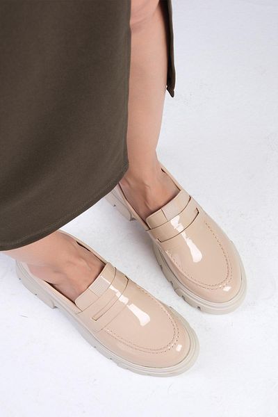 Mio Gusto Casey Damen-Loafer aus Lackleder in Nude-Farbe mit dicker Sohle