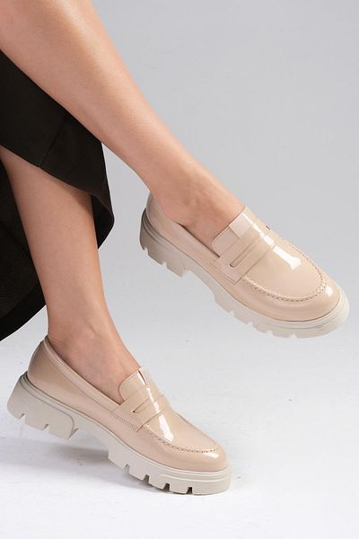 Mio Gusto Casey Damen-Loafer aus Lackleder in Nude-Farbe mit dicker Sohle