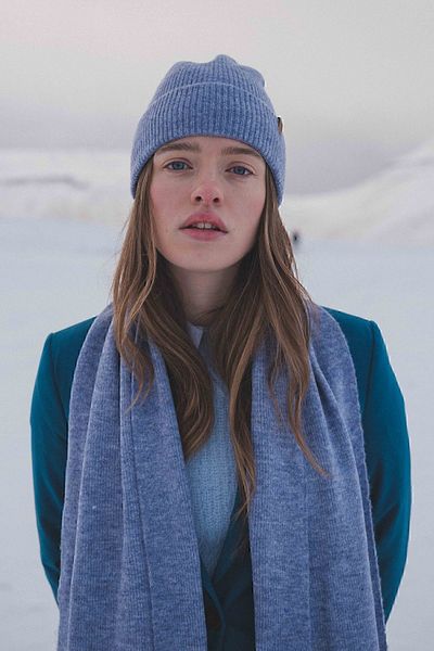 Nordbron Unisex Blue Winter Beanie - Μαλακά ακρυλικά πλεκτά, λεπτομέρεια λογότυπου με απλό σχέδιο, πολύχρωμο κορδόνι Raine